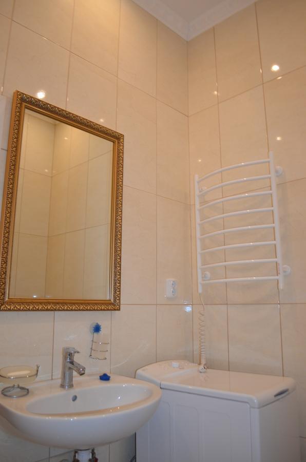 Stepana Bandery Str. 19 Apartman Lviv Kültér fotó