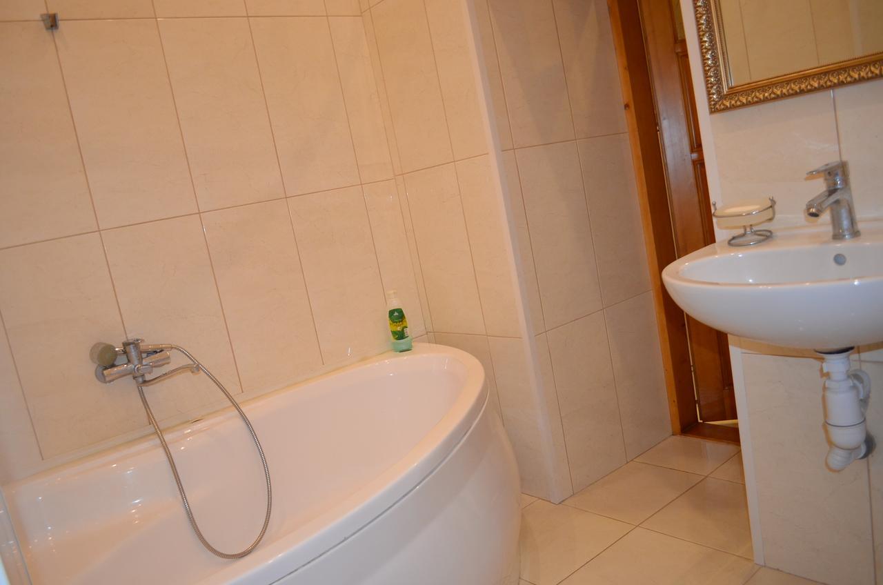 Stepana Bandery Str. 19 Apartman Lviv Kültér fotó