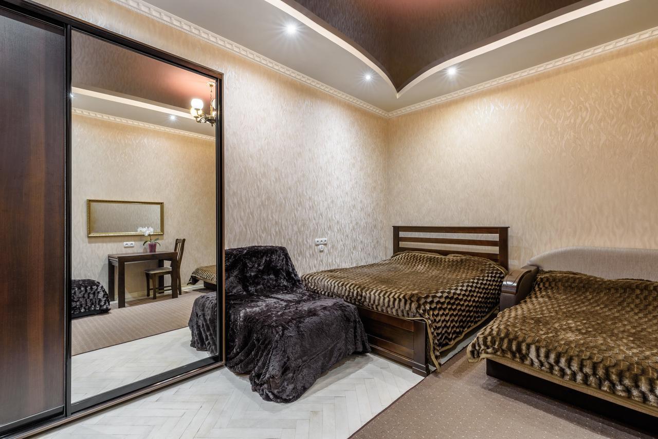 Stepana Bandery Str. 19 Apartman Lviv Kültér fotó